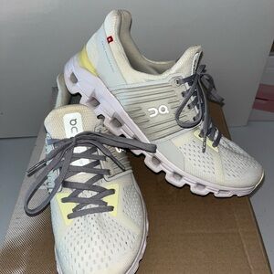 ON cloud swift Size 8 women's white and grey FREE SHIPPING